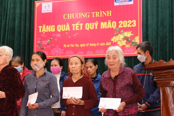 Chút quà ấm áp khi Tết đến, Xuân về với những gia đình còn khó khăn ở Thị xã Phú Thọ. Chút quà ấm áp khi Tết đến, Xuân về với những gia đình còn khó khăn ở Thị xã Phú Thọ.