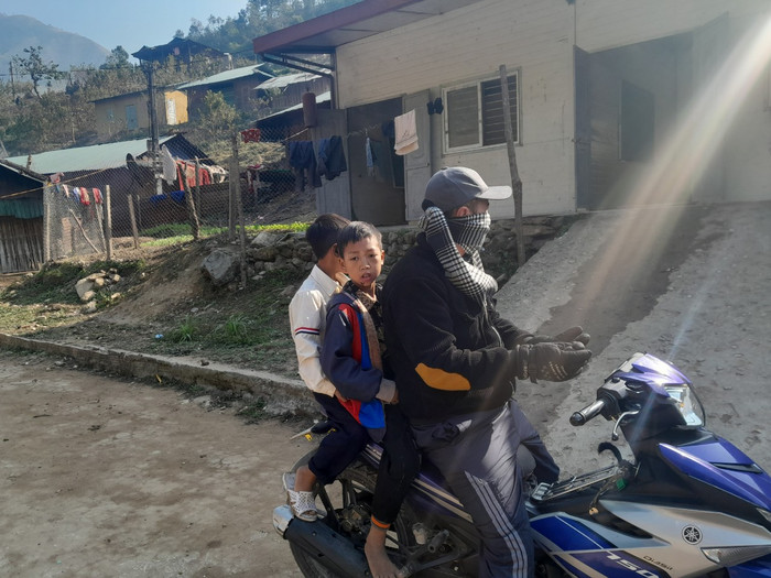 Thầy cô giáo ở trường Phổ thông dân tộc nội trú Tiểu học Pa Ủ đi vận động học trò từ sáng sớm. Ảnh: MK Thầy cô giáo ở trường Phổ thông dân tộc nội trú Tiểu học Pa Ủ đi vận động học trò từ sáng sớm. Ảnh: MK