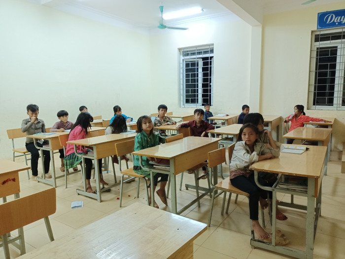 Giờ tự học buổi tối tại trường Phổ thông dân tộc bán trú Trung học cơ sở Huổi Lếch thiếu vắng nhiều bạn chưa về trường. Ảnh: nhà trường cung cấp Giờ tự học buổi tối tại trường Phổ thông dân tộc bán trú Trung học cơ sở Huổi Lếch thiếu vắng nhiều bạn chưa về trường. Ảnh: nhà trường cung cấp