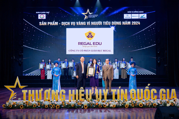 Bà Nhữ Tú Trang - Phó Tổng Giám đốc Regal Edu nhận giải tại Buổi lễ công bố “Thương hiệu Uy tín Quốc gia” ngày 24/11/2024. zalo_2151972144422360.jpg