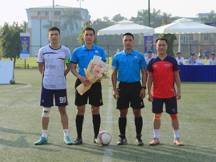 Trước đó, vào chiều 30/11, cầu thủ 2 đội Đài Tiếng nói Việt Nam và Trung tâm Phát thanh Truyền hình Quân đội bước vào trận Chung kết Press Cup 2024 Trước đó, vào chiều 30/11, cầu thủ 2 đội Đài Tiếng nói Việt Nam và Trung tâm Phát thanh Truyền hình Quân đội bước vào trận Chung kết Press Cup 2024