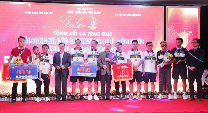 PGS.TS Phạm Bá Nhất - Chủ tịch Hội KHHGĐ Việt Nam (thứ 4 từ trái qua), ông Nguyễn Văn Phú - Tổng Thư ký Liên đoàn Bóng đá Việt Nam (thứ 7 từ trái qua) và ông Lê Hoàng Lân - Trưởng Phòng văn hóa truyền thông, Công ty CP Tập đoàn Trường Hải (đứng ngoài cùng bên phải) trao Huy chương Đồng, cờ và phần thưởng cho 2 đội bóng đạt giải Ba (CLB Phóng viên Đời sống – Xã hội và Báo Nông thôn Ngày nay/Dân Việt. PGS.TS Phạm Bá Nhất - Chủ tịch Hội KHHGĐ Việt Nam (thứ 4 từ trái qua), ông Nguyễn Văn Phú - Tổng Thư ký Liên đoàn Bóng đá Việt Nam (thứ 7 từ trái qua) và ông Lê Hoàng Lân - Trưởng Phòng văn hóa truyền thông, Công ty CP Tập đoàn Trường Hải (đứng ngoài cùng bên phải) trao Huy chương Đồng, cờ và phần thưởng cho 2 đội bóng đạt giải Ba (CLB Phóng viên Đời sống – Xã hội và Báo Nông thôn Ngày nay/Dân Việt.