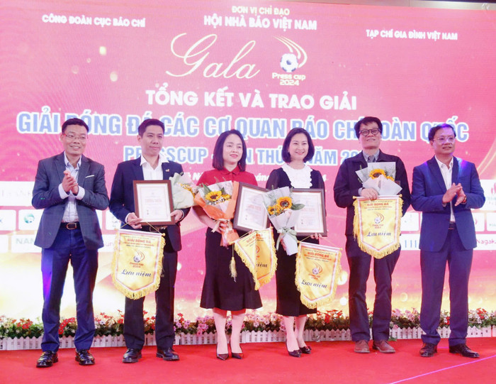 Nhà báo Hồ Minh Chiến - Tổng biên tập Tạp chí Gia đình Việt Nam, Trưởng Ban Tổ chức Press Cup và ông Đặng Khắc Lợi - Phó Cục trưởng Cục Báo chí - Bộ Thông tin Truyền thông trao hoa và tấm chứng nhận cảm ơn tới các nhà tài trợ Press Cup 2024. Nhà báo Hồ Minh Chiến - Tổng biên tập Tạp chí Gia đình Việt Nam, Trưởng Ban Tổ chức Press Cup và ông Đặng Khắc Lợi - Phó Cục trưởng Cục Báo chí - Bộ Thông tin Truyền thông trao hoa và tấm chứng nhận cảm ơn tới các nhà tài trợ Press Cup 2024.