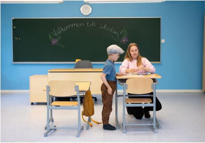 Cô Pia Ek và Sven trong giờ học đầu tiên (Ảnh: Helsingin Sanomat) Cô Pia Ek và Sven trong giờ học đầu tiên (Ảnh: Helsingin Sanomat)