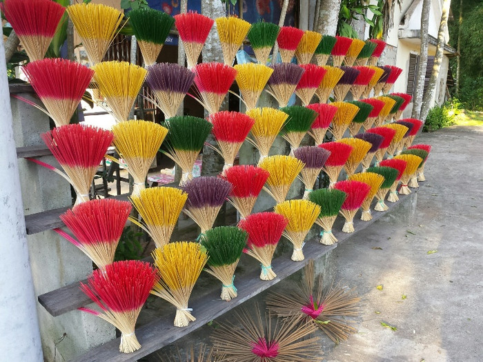 Những bó tăm hương nhiều màu được bày trí băt mắt trên con đường Huyền Trân Công Chúa. Ảnh: L.Chung