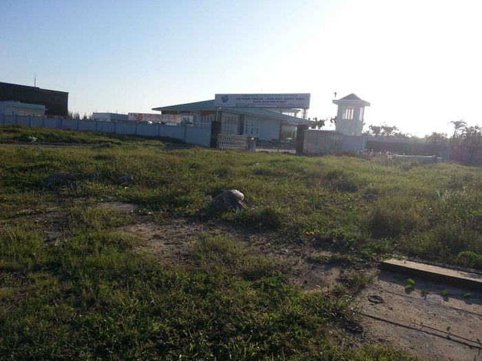 Đất trước sân bay Nước Mặn chỉ được làm biệt thự (cao nhất là 3 tầng), không được phép xây nhà cao tầng. Ảnh Thùy Linh Đất trước sân bay Nước Mặn chỉ được làm biệt thự (cao nhất là 3 tầng), không được phép xây nhà cao tầng. Ảnh Thùy Linh