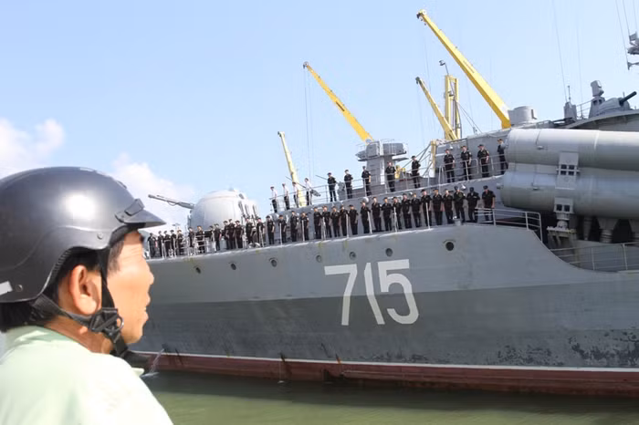 Tàu khu trục Bystry số hiệu 715 là chiến hạm thuộc lớp Sovremennyy. Các tàu lớp này chuyên trách chống hạm và phòng không. Tàu khu trục Bystry số hiệu 715 là chiến hạm thuộc lớp Sovremennyy. Các tàu lớp này chuyên trách chống hạm và phòng không.