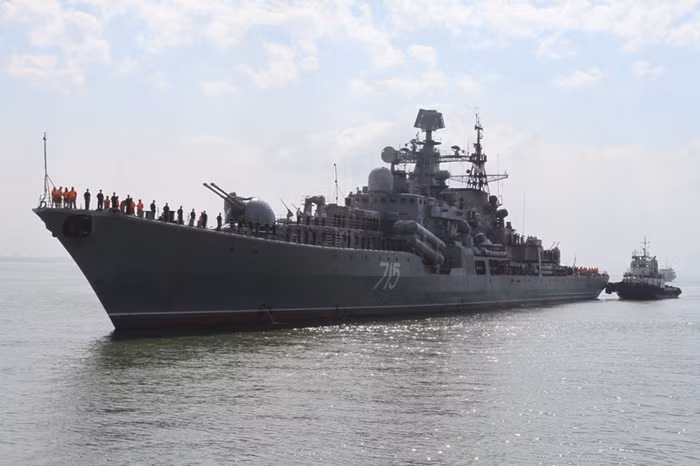 Như Báo điện tử Giáo dục Việt Nam đã đưa tin, từ ngày 6-9/1, Đội tàu Hải quân Liên bang Nga gồm: Tàu khu trục Bystryi, tàu chở dầu cỡ lớn Boris Butoma và tàu kéo cứu hộ Altau do Chuẩn Đô đốc Yuldashev Aleksandr Yurevich, Chỉ huy đội tàu dẫn đầu thăm hữu nghị TP Đà Nẵng. Như Báo điện tử Giáo dục Việt Nam đã đưa tin, từ ngày 6-9/1, Đội tàu Hải quân Liên bang Nga gồm: Tàu khu trục Bystryi, tàu chở dầu cỡ lớn Boris Butoma và tàu kéo cứu hộ Altau do Chuẩn Đô đốc Yuldashev Aleksandr Yurevich, Chỉ huy đội tàu dẫn đầu thăm hữu nghị TP Đà Nẵng.