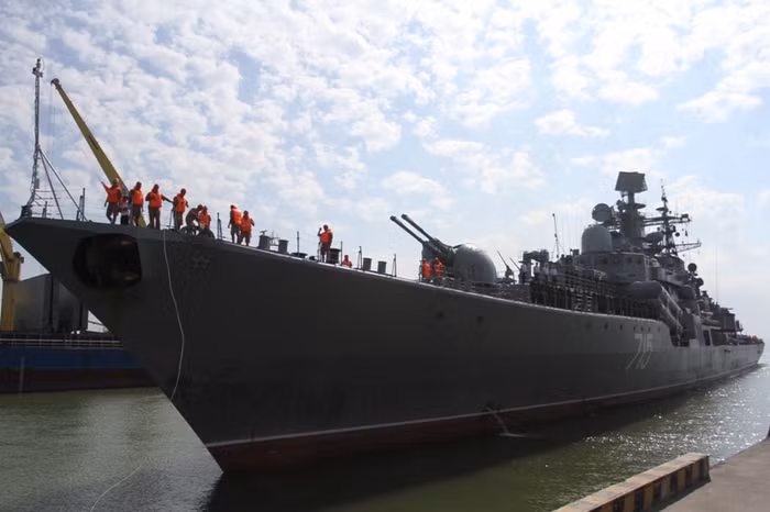 Đầu giờ chiều 6/1, chỉ có tàu khu trục Bystryi số hiệu 715 vào cầu cảng Tiên Sa, còn hai tàu chở dầu cỡ lớn Boris Butoma và tàu kéo cứu hộ Altau neo ngoài Vịnh Đà Nẵng. Đầu giờ chiều 6/1, chỉ có tàu khu trục Bystryi số hiệu 715 vào cầu cảng Tiên Sa, còn hai tàu chở dầu cỡ lớn Boris Butoma và tàu kéo cứu hộ Altau neo ngoài Vịnh Đà Nẵng.