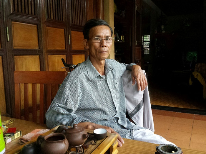 Nghệ nhân Hồ Ngọc Thứ chia sẻ về nghề làm hương trầm tại Thủy Xuân. Ảnh: L.Chung