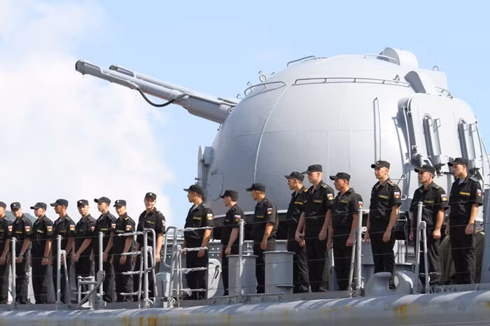 Tàu được trang bị 2 pháo hạm AK-130, 8 tên lửa chống hạm siêu âm Moskit với tầm bắn tối đa 120 km, tốc độ tối đa 3 Mach. Hệ thống phòng không trên tàu bao gồm 2 bệ phóng tên lửa phòng không Shtil với tổng cộng 48 tên lửa, 4 pháo AK-630. Tàu được trang bị 2 pháo hạm AK-130, 8 tên lửa chống hạm siêu âm Moskit với tầm bắn tối đa 120 km, tốc độ tối đa 3 Mach. Hệ thống phòng không trên tàu bao gồm 2 bệ phóng tên lửa phòng không Shtil với tổng cộng 48 tên lửa, 4 pháo AK-630.