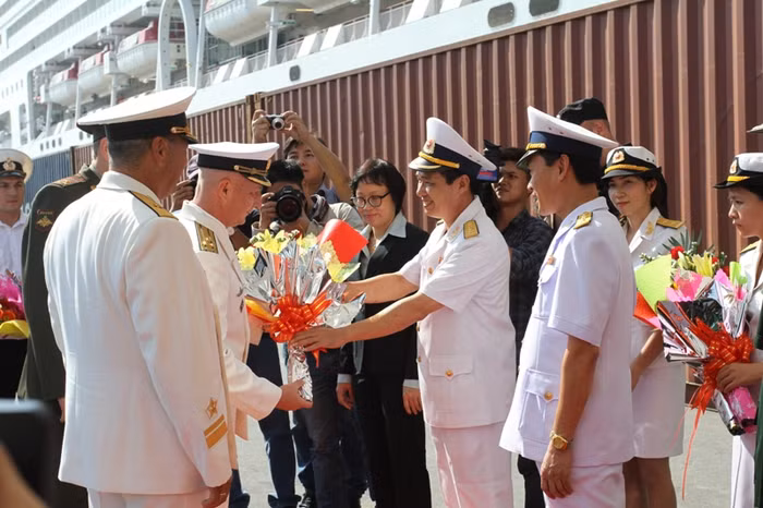 Lễ đón chính thức diễn ra ngay tại cầu cảng Tiên Sa. Tham gia lễ đón phía Việt Nam có Bộ Tư lệnh Vùng 3 Hải quân; Cục Đối ngoại, Bộ Quốc phòng; Văn phòng Bộ Tư lệnh Quân khu 5; Bộ Chỉ huy Bộ đội Biên phòng TP; Bộ Chỉ huy Quân sự TP; Sở Ngoại vụ...Phía Nga có: Ngài Konstantin Vasilievich Vnukov, Đại sứ Đặc mệnh toàn quyền Liên bang Nga tại Việt Nam; ông Brovarets Andrei Petrovich, Tổng Lãnh sự Liên bang Nga tại TP Đà Nẵng; Đại tá Andrey P.Likhachev, Tùy viên Quốc phòng Liên bang Nga tại Việt Nam. Lễ đón chính thức diễn ra ngay tại cầu cảng Tiên Sa. Tham gia lễ đón phía Việt Nam có Bộ Tư lệnh Vùng 3 Hải quân; Cục Đối ngoại, Bộ Quốc phòng; Văn phòng Bộ Tư lệnh Quân khu 5; Bộ Chỉ huy Bộ đội Biên phòng TP; Bộ Chỉ huy Quân sự TP; Sở Ngoại vụ...Phía Nga có: Ngài Konstantin Vasilievich Vnukov, Đại sứ Đặc mệnh toàn quyền Liên bang Nga tại Việt Nam; ông Brovarets Andrei Petrovich, Tổng Lãnh sự Liên bang Nga tại TP Đà Nẵng; Đại tá Andrey P.Likhachev, Tùy viên Quốc phòng Liên bang Nga tại Việt Nam.