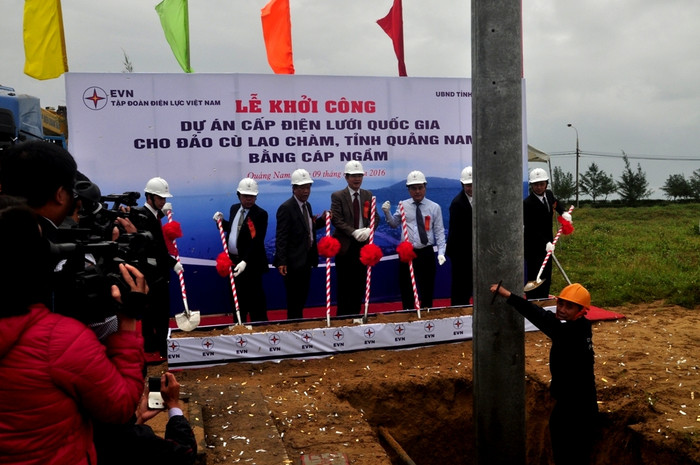 Nghi thức khởi công Dự án Cấp điện lưới Quốc gia cho đảo Cù Lao Chàm vào ngày 9/1. Ảnh: Thùy Linh Nghi thức khởi công Dự án Cấp điện lưới Quốc gia cho đảo Cù Lao Chàm vào ngày 9/1. Ảnh: Thùy Linh