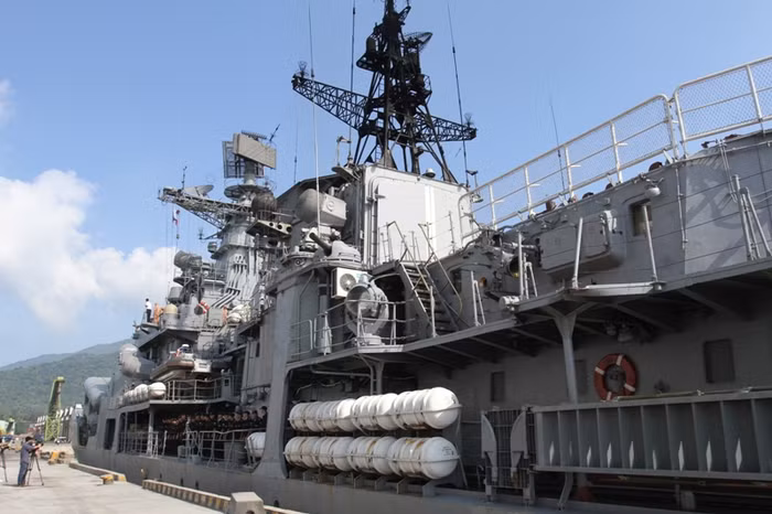 Tàu khu trục Bystryi được trang bị 2 bệ phóng rocket chống ngầm RBU-1000, 2x2 ống phóng ngư lôi cỡ 533 mm, sàn đáp và nhà chứa cho 1 trực thăng Ka-27. Tàu khu trục Bystryi được trang bị 2 bệ phóng rocket chống ngầm RBU-1000, 2x2 ống phóng ngư lôi cỡ 533 mm, sàn đáp và nhà chứa cho 1 trực thăng Ka-27.