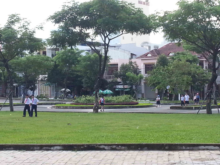 Hiện khuôn viên âu thuyền Thuận Phước thảm cỏ, cây xanh...rất đẹp, theo người dân xung quanh vùng, không nên "xẻ" ra để làm bãi đỗ xe. Ảnh Thùy Linh