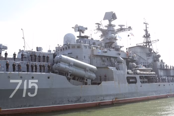 Theo lịch trình, dự kiến 10h ngày 6/1 đội tàu Hải quân Liên bang Nga sẽ cập cảng Tiên Sa, tuy nhiên, do một số nguyên nhân khách quan, đến 13h15 cùng ngày, đội tàu Hải quân Liên bang Nga mới cập cảng Tiên Sa. Theo lịch trình, dự kiến 10h ngày 6/1 đội tàu Hải quân Liên bang Nga sẽ cập cảng Tiên Sa, tuy nhiên, do một số nguyên nhân khách quan, đến 13h15 cùng ngày, đội tàu Hải quân Liên bang Nga mới cập cảng Tiên Sa.