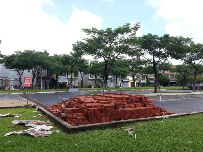 Khu vực công viên đã được quy hoạch làm bãi đỗ xe, nhưng người dân không đồng tình. Ảnh Thùy Linh Khu vực công viên đã được quy hoạch làm bãi đỗ xe, nhưng người dân không đồng tình. Ảnh Thùy Linh