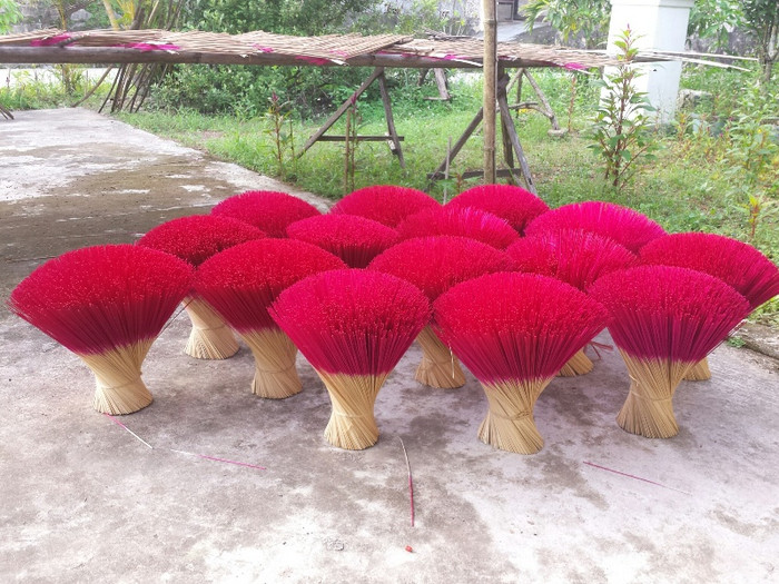 Sau khi nén bột, hương trầm được mang ra phơi khô thêm một lần nữa. Ảnh: L.Chung