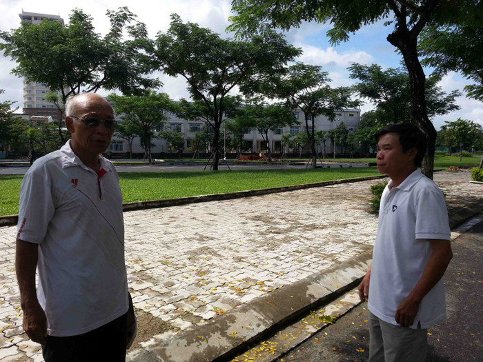 Người dân bức xúc phản ánh không muốn xây bãi đỗ xe ở công viên này. Ảnh Thùy Linh Người dân bức xúc phản ánh không muốn xây bãi đỗ xe ở công viên này. Ảnh Thùy Linh