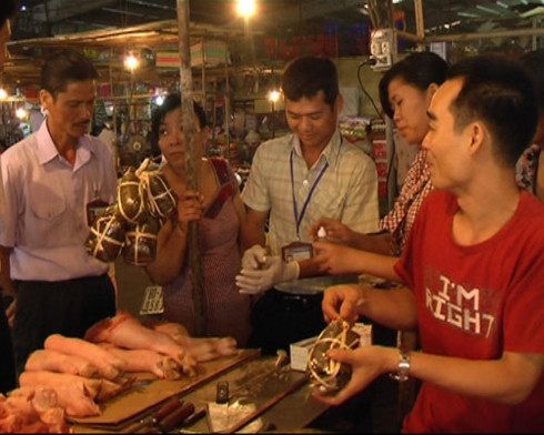 Giò chả là những thực phẩm rất dễ bị pha trộn hàn the, vì thế người tiêu dùng cần phải cẩn trọng và nên mua hàng ở những cơ sở uy tín. Giò chả là những thực phẩm rất dễ bị pha trộn hàn the, vì thế người tiêu dùng cần phải cẩn trọng và nên mua hàng ở những cơ sở uy tín.