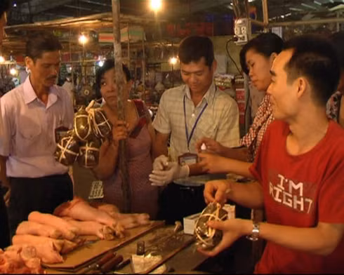 Giò chả là những thực phẩm rất dễ bị pha trộn hàn the, vì thế người tiêu dùng cần phải cẩn trọng và nên mua hàng ở những cơ sở uy tín.