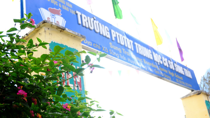 Hoa đã nở trên vùng đá khát Sủng Trái nhờ những thầy ở lại.