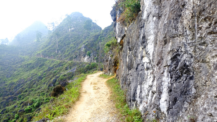 Con đường độc đạo dẫn vào Sủng Tùa. Con đường độc đạo dẫn vào Sủng Tùa.