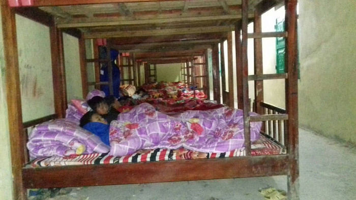 Dù cơ sở vật chất còn thiếu thốn nhưng để duy trì được đầy đủ sĩ số lớp, chăm sóc các em nhỏ là cả một sự cố gắng không ngừng nghỉ của thầy cô ở Lũng Táo