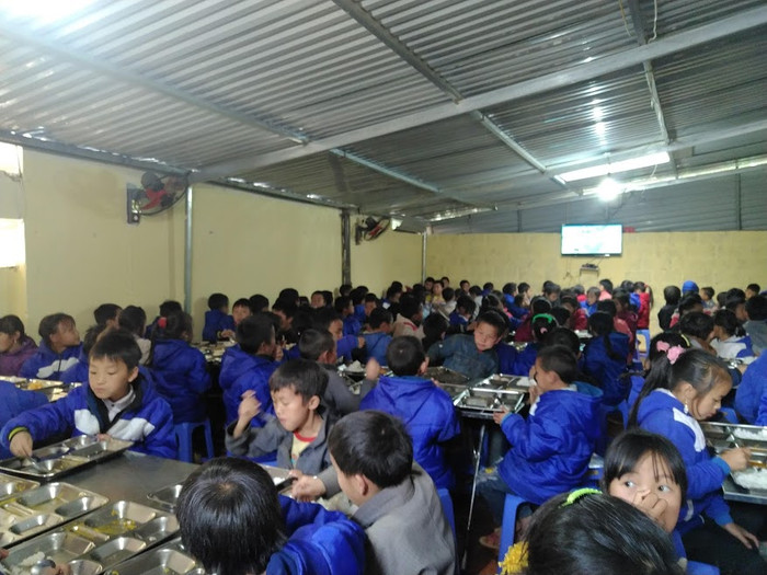 Bếp ăn nhà trường đang duy trì hơn 300 suất ăn bán trú. Mỗi em học sinh được chu cấp 520.000 đồng/tháng. Các em được ăn đầy đủ 3 bữa/ngày
