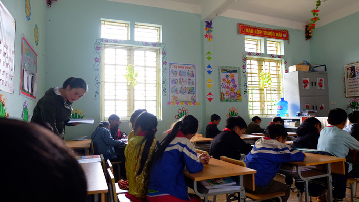 Cô Hương, cô Thoan những người trẻ đang để lại tuổi thanh xuân trên vùng cao nguyên đá cùng càng em thơ.