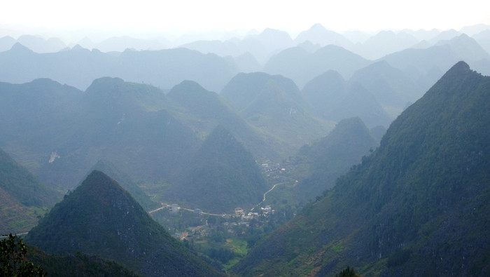 Trường phổ thông dân tộc bán trú Tiểu học và Trung học cơ sở Lũng Táo nằm gọn trong thung lũng đá.