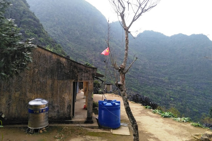 Sân chơi tại điểm trường được làm bởi chính đôi bàn tay các cô giáo.