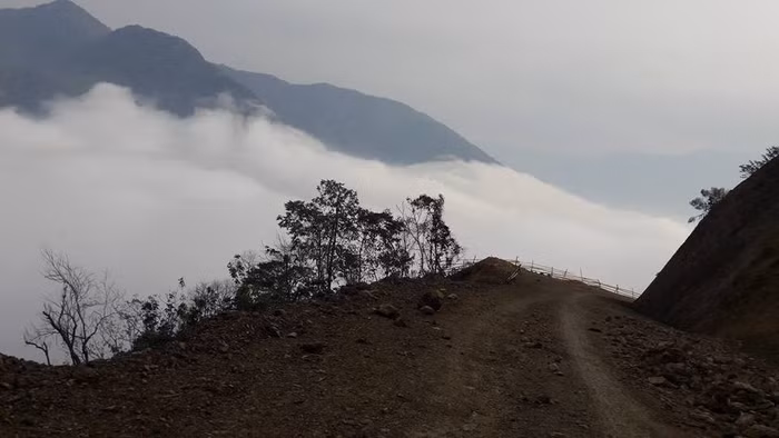 Đường đến trường lẩn khuất trong mây. Đường đến trường lẩn khuất trong mây.