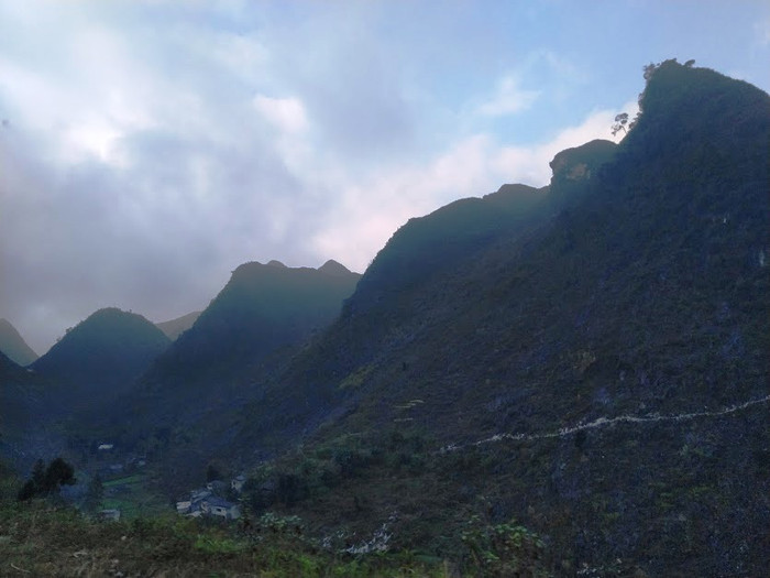 Đường vào Sủng Trái quanh co, gập gềnh theo đá.