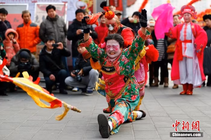 Những màn biểu diễn nghệ thuật dân tộc độc đáo trên đường phố chào năm mới.