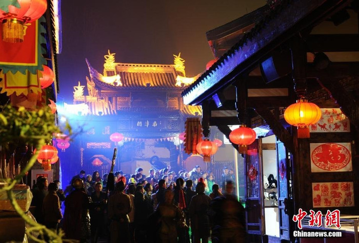 Đến chùa, miếu thắp hương cầu nguyện một năm mới may mắn. Đến chùa, miếu thắp hương cầu nguyện một năm mới may mắn.