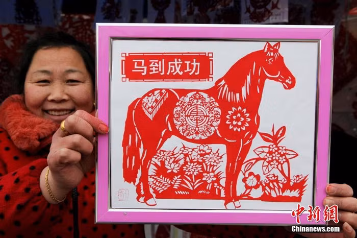 Bức tranh Mã đáo thành công với nghệ thuật cắt giấy truyền thống Trung Quốc