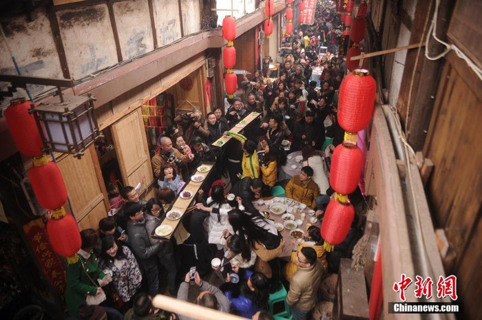 Cả dãy phố cùng nhau đón Tết. Cả dãy phố cùng nhau đón Tết.