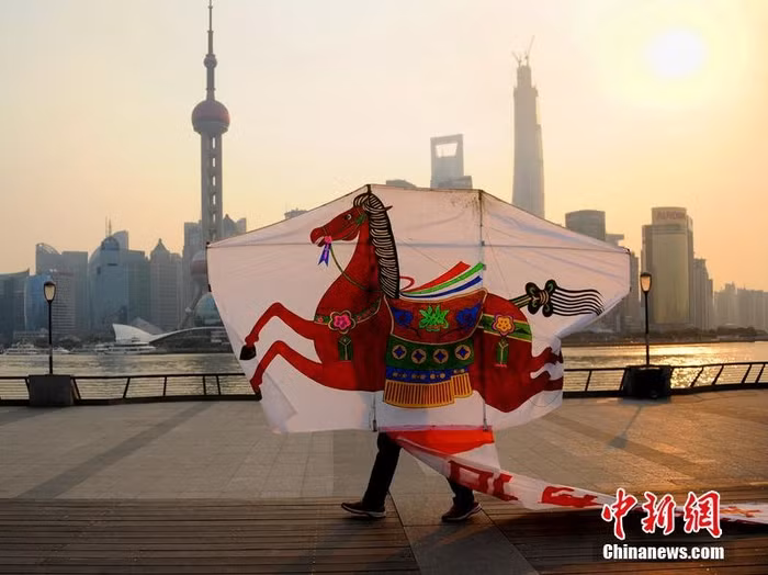 Một chiếc diều in hình con ngựa.