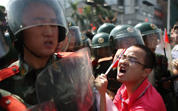 Biểu tình chống Nhật Bản đã lan rộng khắp Trung Quốc nửa cuối năm 2002 và ngay cả hàng hóa, doanh nghiệp Nhật Bản cũng trở thành mục tiêu của chủ nghĩa dân tộc cực đoan Trung Quốc. Biểu tình chống Nhật Bản đã lan rộng khắp Trung Quốc nửa cuối năm 2002 và ngay cả hàng hóa, doanh nghiệp Nhật Bản cũng trở thành mục tiêu của chủ nghĩa dân tộc cực đoan Trung Quốc.