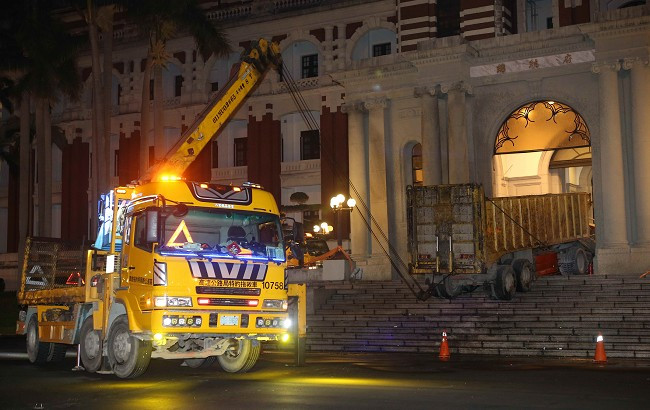 Văn phòng lãnh đạo tối cao Đài Loan Mã Anh Cửu bị chiếc xe tải này tông thẳng vào cửa chính. Văn phòng lãnh đạo tối cao Đài Loan Mã Anh Cửu bị chiếc xe tải này tông thẳng vào cửa chính.