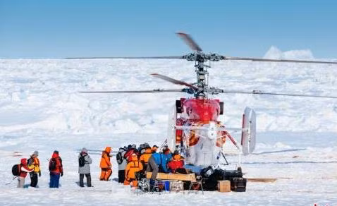 Trong khi tàu Trung Quốc đi cứu tàu Nga cũng bị mắc kẹt, tàu Trung Quốc phái trực thăng vận chuyển những người Nga sang một con tàu của Úc, Cảnh sát biển Úc lại cầu cứu Mỹ. Trong khi tàu Trung Quốc đi cứu tàu Nga cũng bị mắc kẹt, tàu Trung Quốc phái trực thăng vận chuyển những người Nga sang một con tàu của Úc, Cảnh sát biển Úc lại cầu cứu Mỹ.
