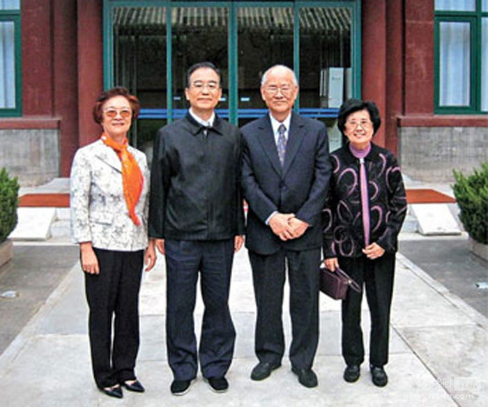 Ôn Gia Bảo và vợ chồng Ngô Kiến Dân. Ôn Gia Bảo và vợ chồng Ngô Kiến Dân.