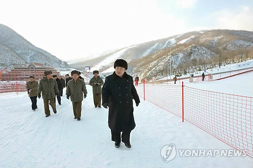 Kim Jong-un và đoàn tùy tùng thị sát khu nghỉ dưỡng - trượt tuyết Masik sau khi hoàn thành. Kim Jong-un và đoàn tùy tùng thị sát khu nghỉ dưỡng - trượt tuyết Masik sau khi hoàn thành.