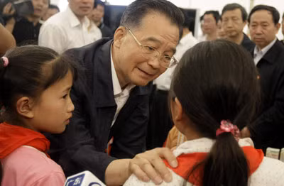 Hình ảnh cựu Thủ tướng Ôn Gia Bảo trong chuyến thị sát khắc phục hậu quả trận động đất tại Tứ Xuyên năm 2008 trên truyền thông nhà nước Trung Quốc.