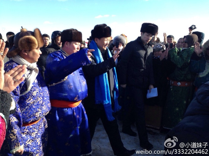 Tập Cận Bình vừa đi thăm người dân vừa nghe các quan chức địa phương báo cáo.