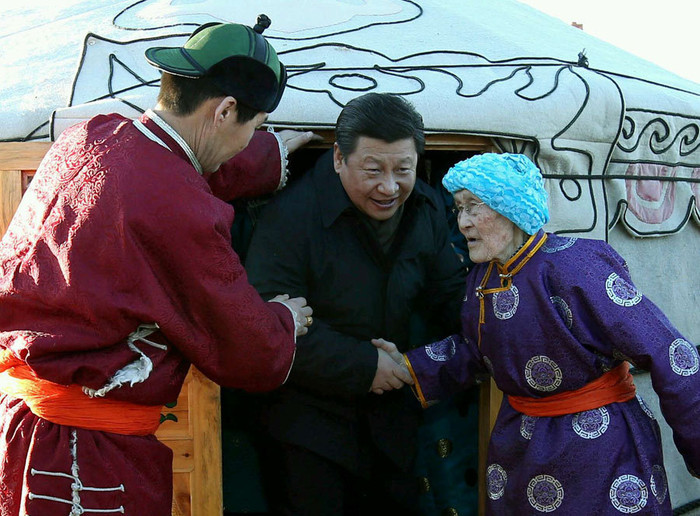 Thăm hỏi người già một gia đình du mục khu tự trị Nội Mông.