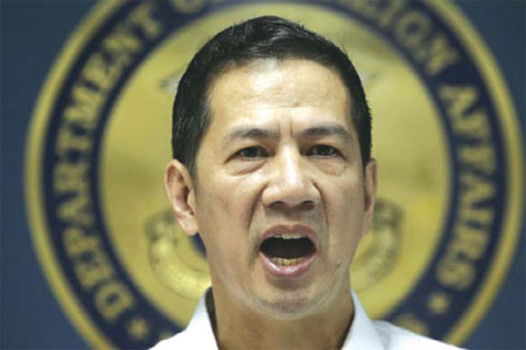 Người phát ngôn Bộ Ngoại giao Philippines Raul Hernandez. Người phát ngôn Bộ Ngoại giao Philippines Raul Hernandez.