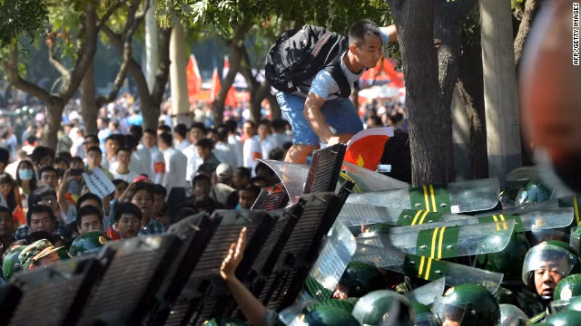 Chính truyền thông Trung Quốc đã kích thích chủ nghĩa dân tộc cực đoan làm dấy lên các cuộc biểu tình chống Nhật trên toàn Trung Quốc gây thiệt hại lớn về kinh tế cuối năm 2012. Năm 2013 Bắc Kinh thay chước mới, định mượn tay các nước khác để gây áp lực với Nhật Bản.
