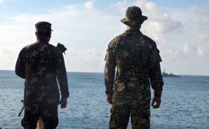 Lính Philippines đồn trú (trái phép) trên xác con tàu cũ ở bãi Cỏ Mây trong quần đảo Trường Sa thuộc chủ quyền Việt Nam đang canh chừng tàu Trung Quốc xâm nhập bất hợp pháp. Lính Philippines đồn trú (trái phép) trên xác con tàu cũ ở bãi Cỏ Mây trong quần đảo Trường Sa thuộc chủ quyền Việt Nam đang canh chừng tàu Trung Quốc xâm nhập bất hợp pháp.